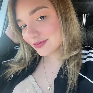 Meet your Posher, Stephanie alejandra